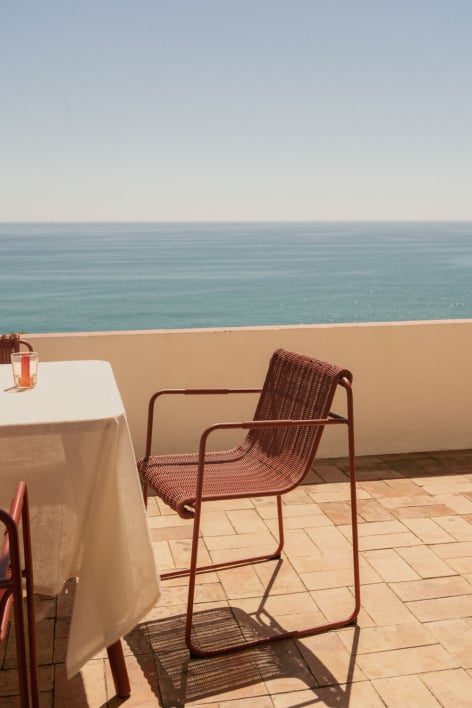 Stapelbare tuinstoel met armleuningen van synthetisch riet en staal Revia