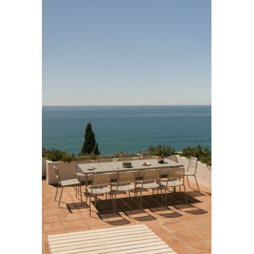 Rechthoekige 235x105 Cm Tafelset In Tossa-staal En 8 Stapelbare Tuinstoelen In Staal En Synthetisch Riet Veyra Groen – Khaki - Sklum