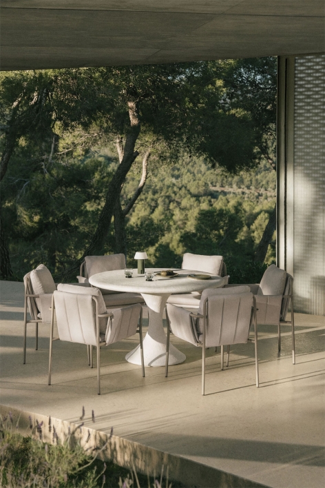 Ronde tafelset Ø120 cm in Eloria cement en 6 tuinstoelen met armleuningen, gestoffeerd en van Zunika staal - Moka Bruin
