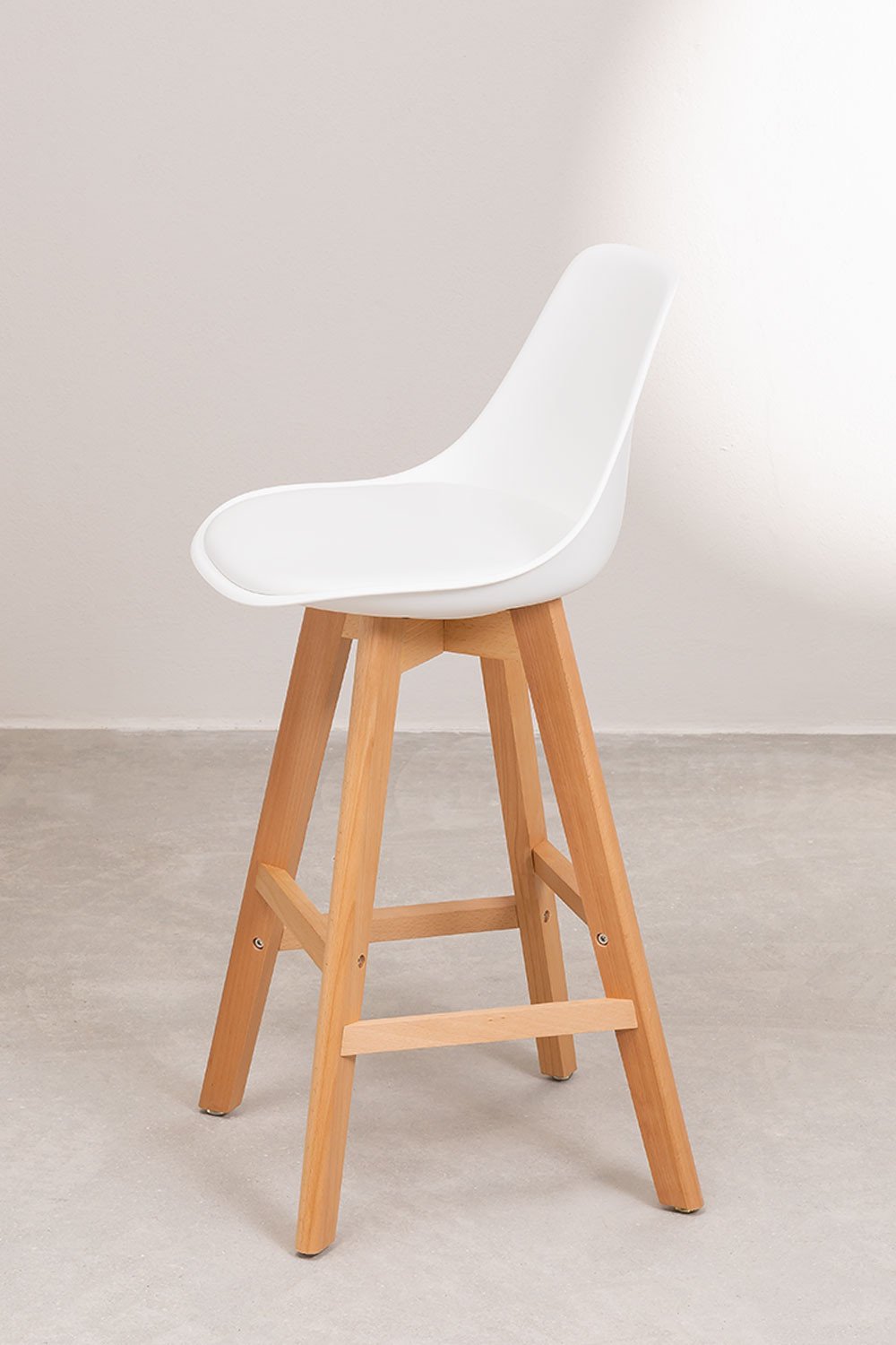 Set van 2 hoge krukken 65 cm van beukenhout, polypropyleen en wit kunstleer Nordic Edition, galerij beeld 3