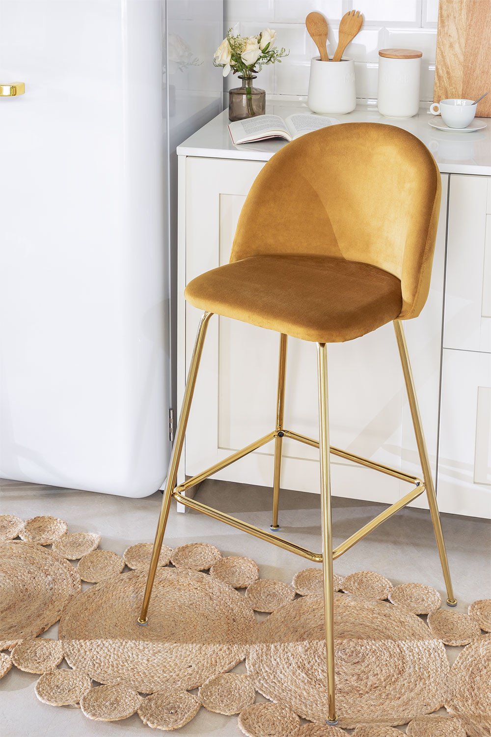 Hoge kruk 75 cm van mosterd geel fluweel en gouden poten Kana Design, galerij beeld 1