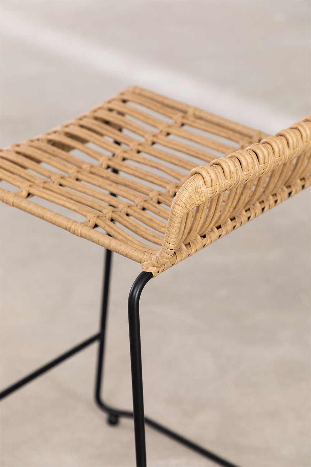 Hoge tuinkruk 65 cm van rotan en zwarte poten Aroa, galerij beeld 8