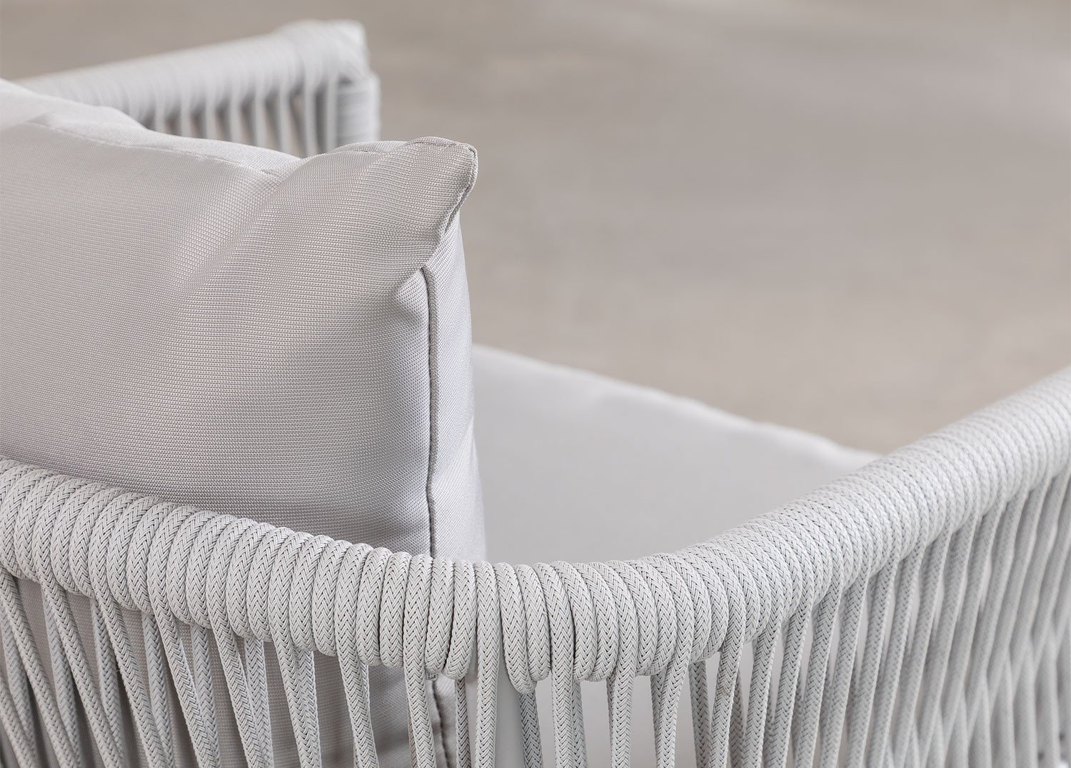 Tuinset met 2-zitsbank en 2 fauteuils in acaciahout en gevlochten touw Barker Style, galerij beeld 11