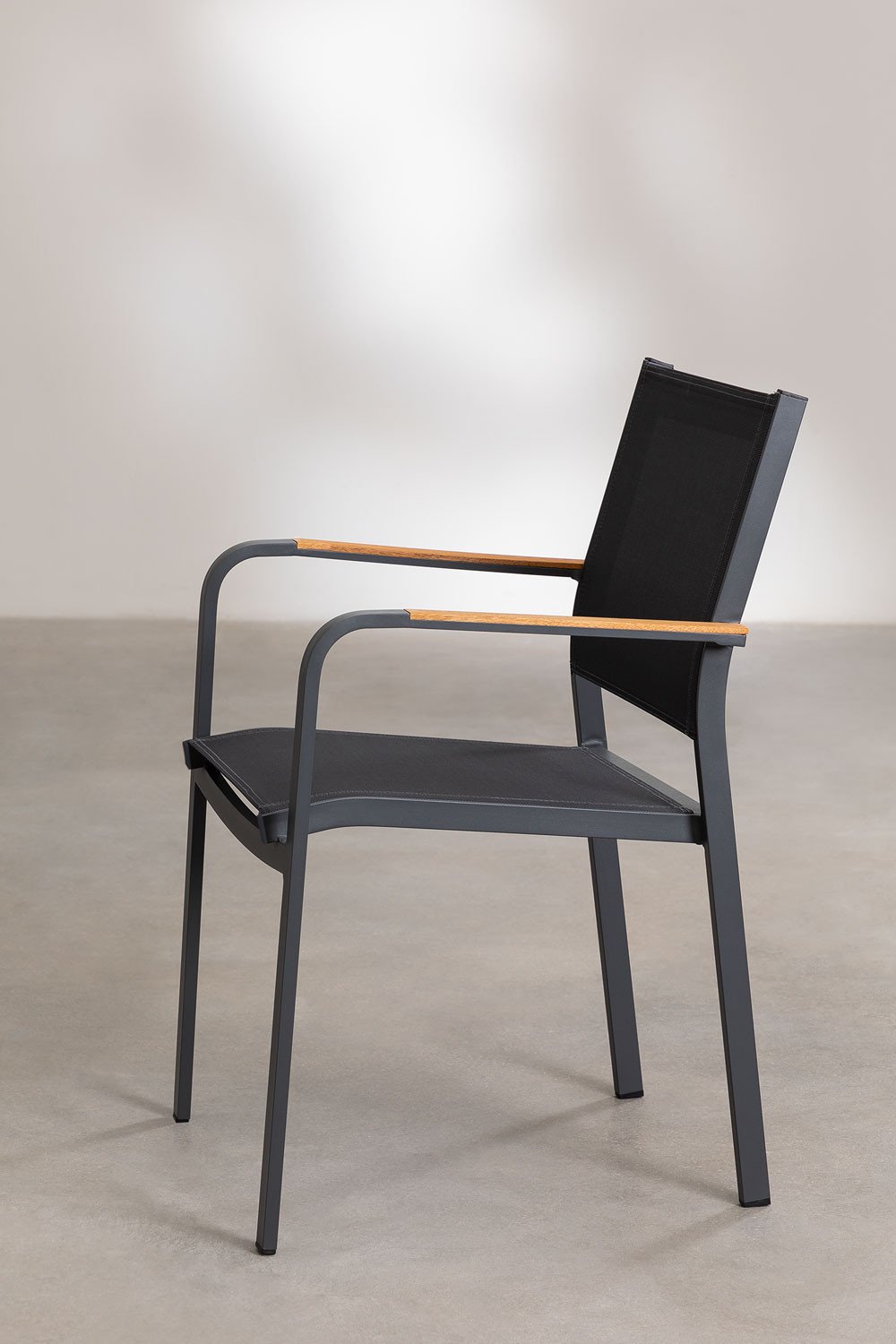 Ronde tafelset Ø140 cm van eucalyptus hout en 6 stapelbare tuinstoelen van aluminium Archer, galerij beeld 7