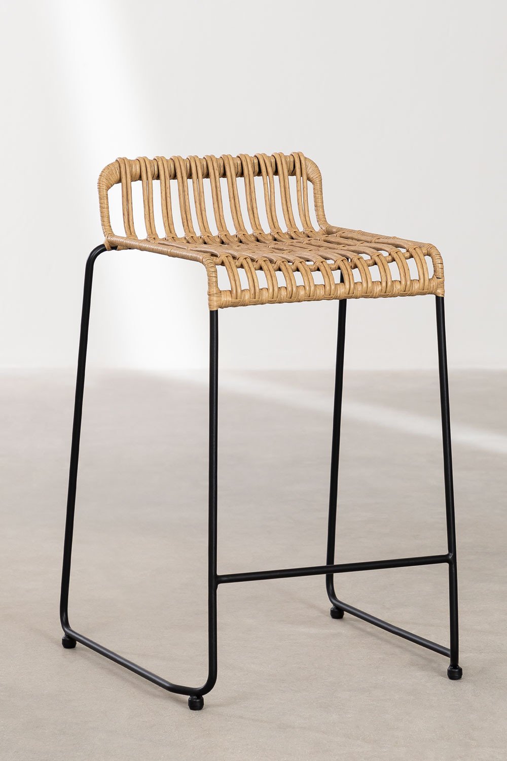 Set van 4 hoge krukken 65 cm van rotan en witte poten Aroa, galerij beeld 2