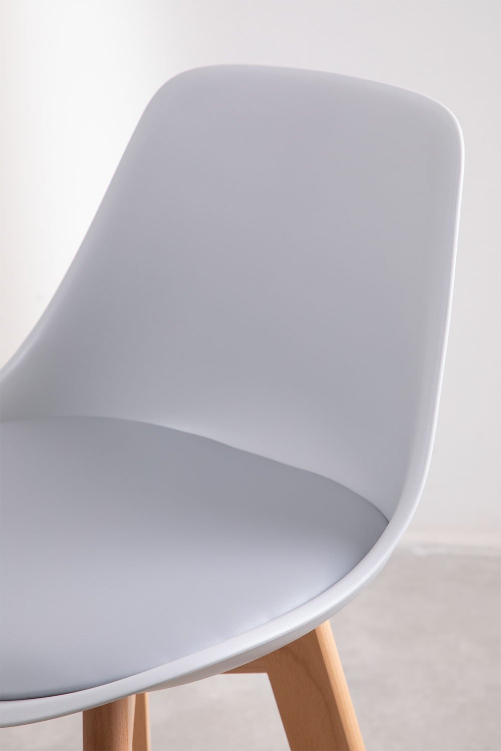 Set van 4 hoge krukken 65 cm van beukenhout, polypropyleen en grijs kunstleer Nordic Edition, galerij beeld 4