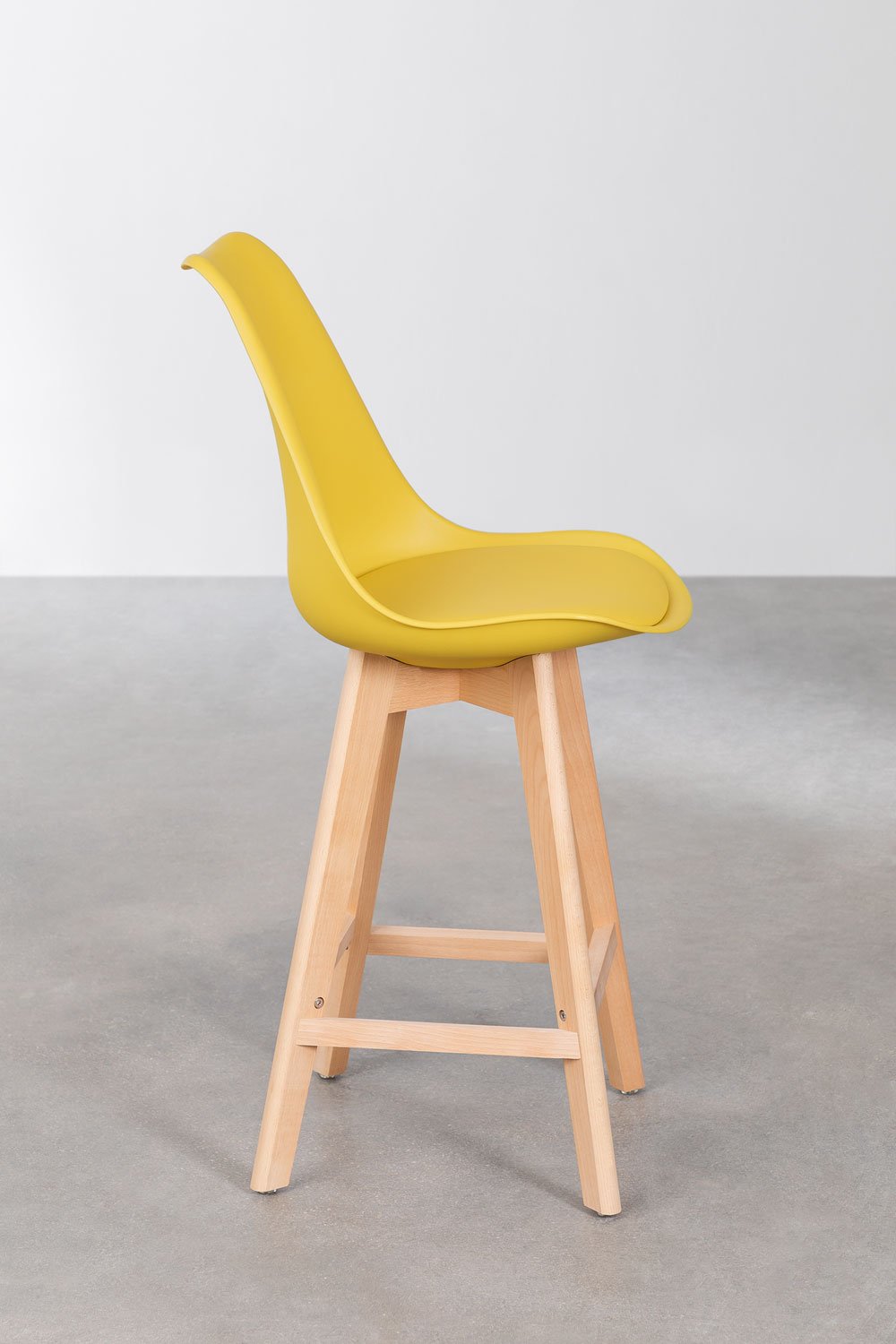 Set van 2 hoge krukken 65 cm met kussen van kerriegeel kunstleer Nordic, galerij beeld 3