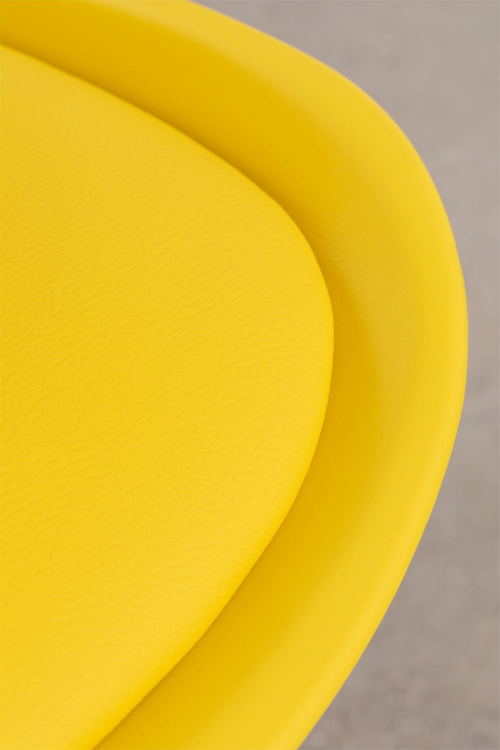 Set van 2 hoge krukken 65 cm met kussen van kerriegeel kunstleer Nordic, galerij beeld 6