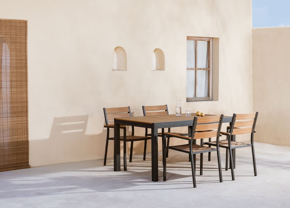 Set uitschuifbare rechthoekige aluminium tafel (150-197x90 cm) en 4 stapelbare tuinstoelen met Saura armleuningen