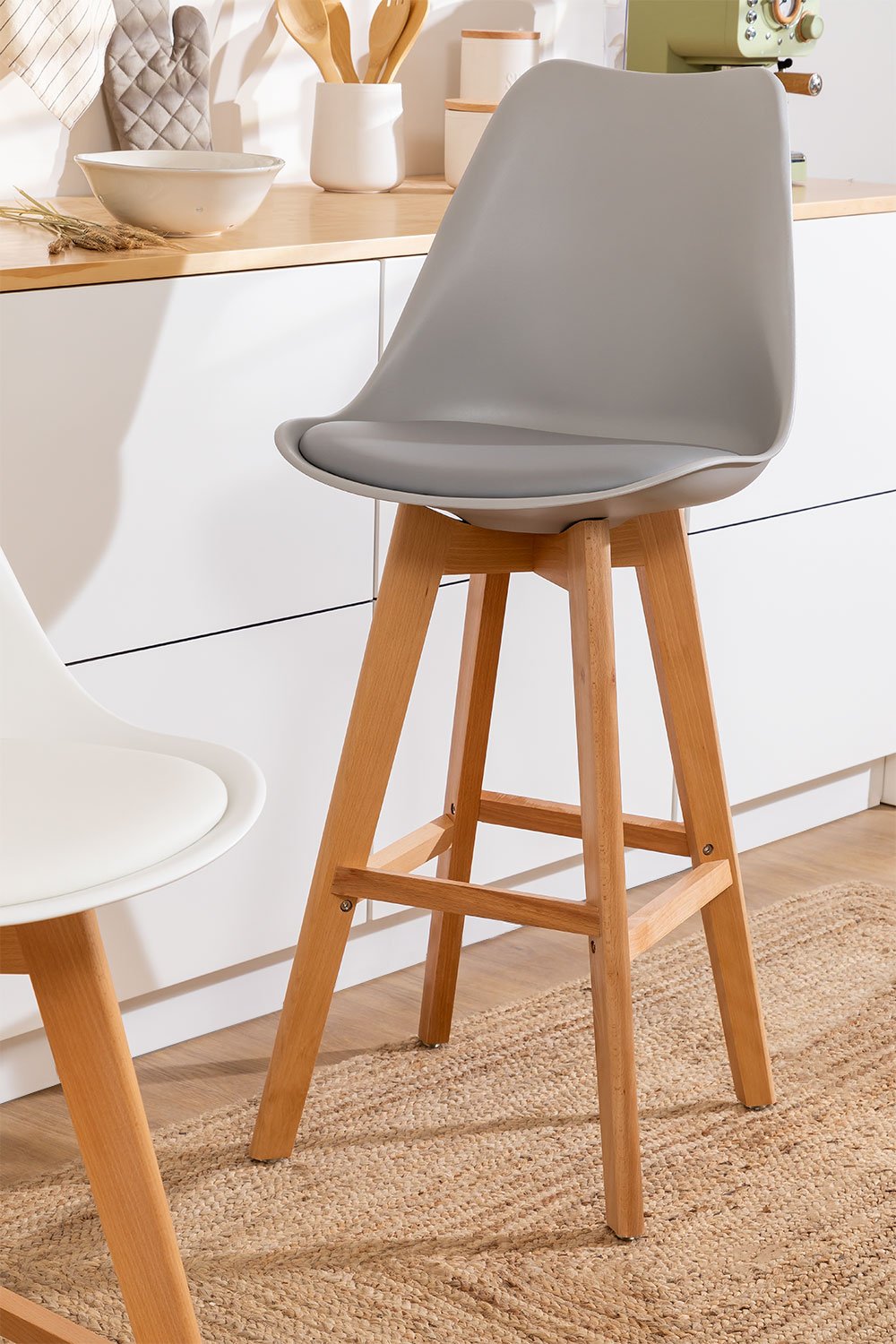 Set van 2 hoge krukken 75 cm met kussen van lichtgrijs kunstleer Nordic, galerij beeld 1