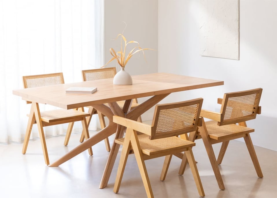 Rechthoekige eettafelset (180x90 cm) Arnaiz en 4 stoelen met armleuningen in Fresnohout en Lali Style rotan 