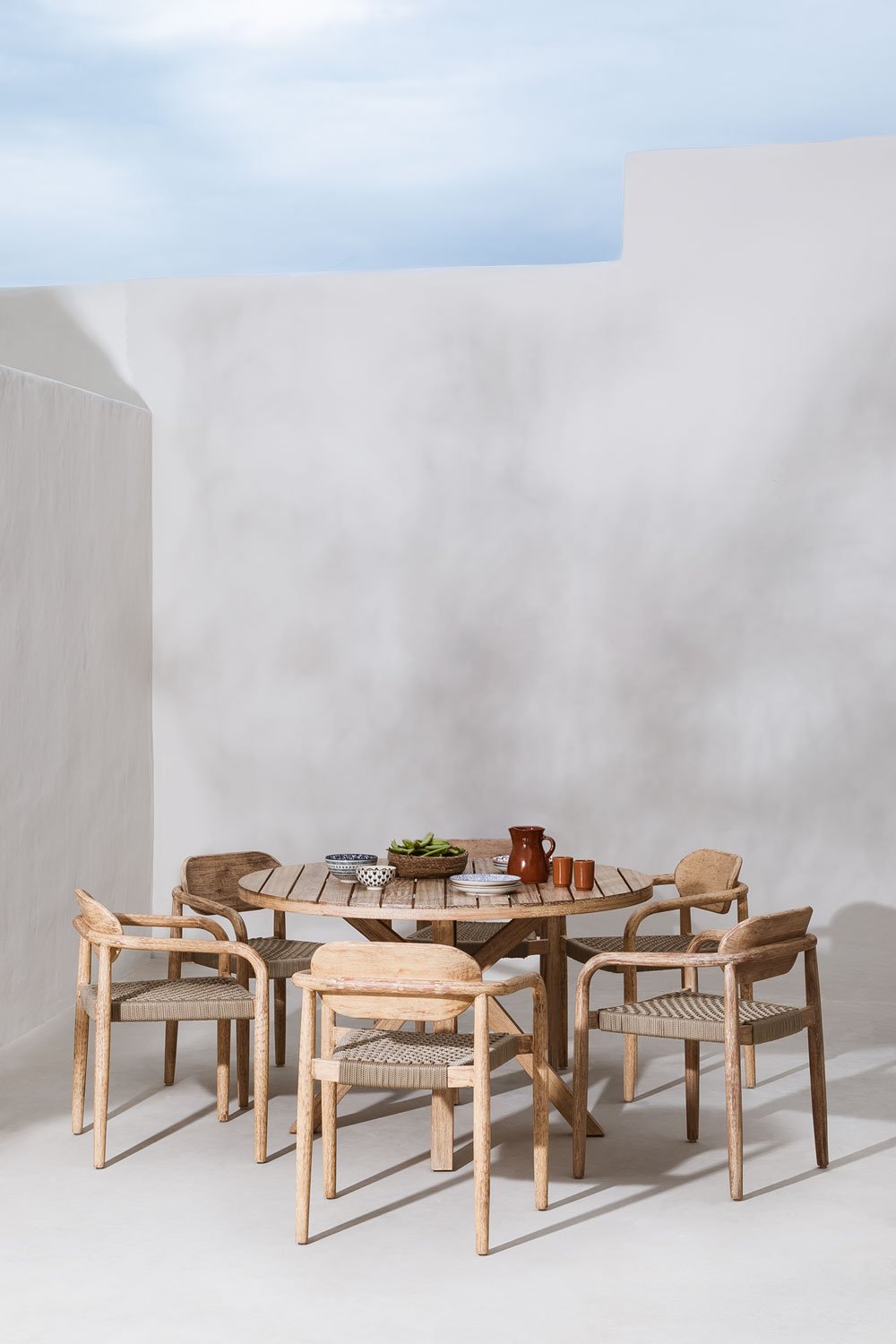 Set van ronde tafel (Ø120 cm) en 6 tuinstoelen met armleuningen in hout Naele , galerij beeld 1