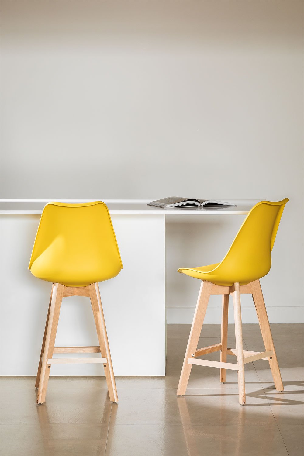 Set van 2 hoge krukken 65 cm met kussen van kerriegeel kunstleer Nordic, galerij beeld 1