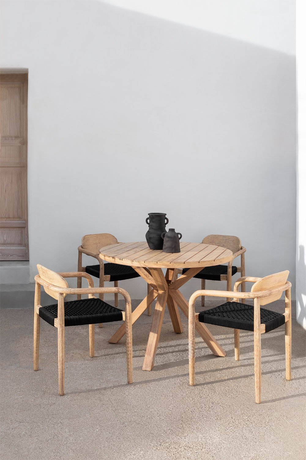 Set van ronde tafel (Ø100 cm) en 4 tuinstoelen met armleuningen in hout Naele , galerij beeld 1