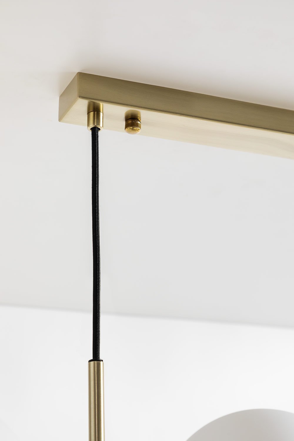 Hanglamp van ijzer en kristallen bollen Uvol, galerij beeld 4