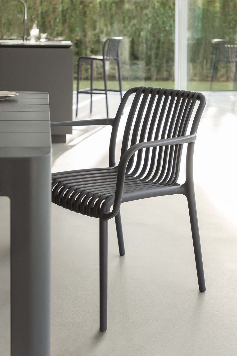 Pakket van 4 Wendell polypropyleen eetkamerstoelen met armleuningen, galerij beeld 1