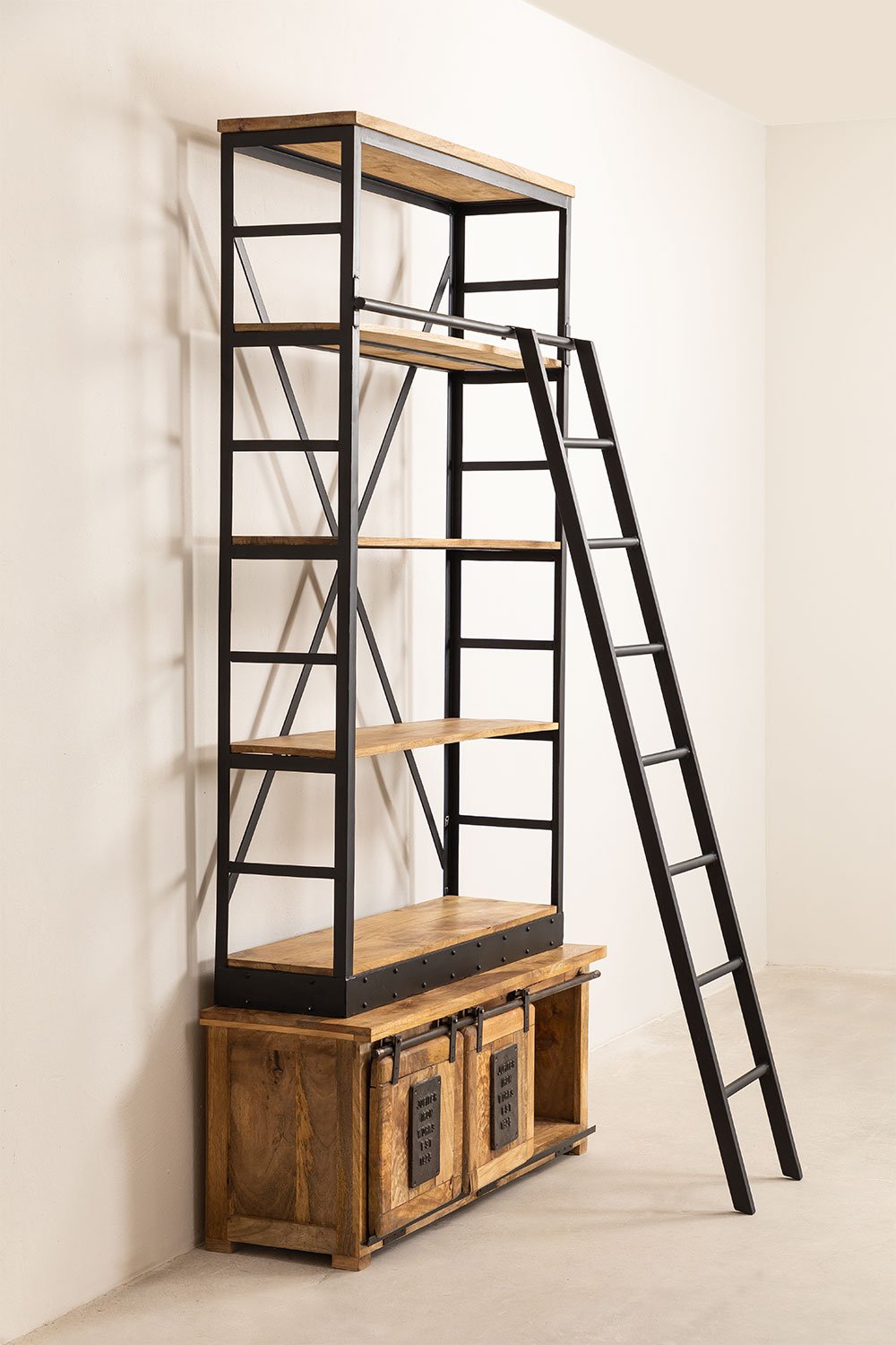 Boekenkast met trap in mangohout Uain, galerij beeld 3