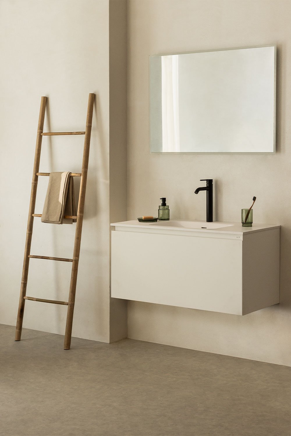 Houten badkamermeubelset met geïntegreerde wastafel en spiegel Macrae, galerij beeld 1
