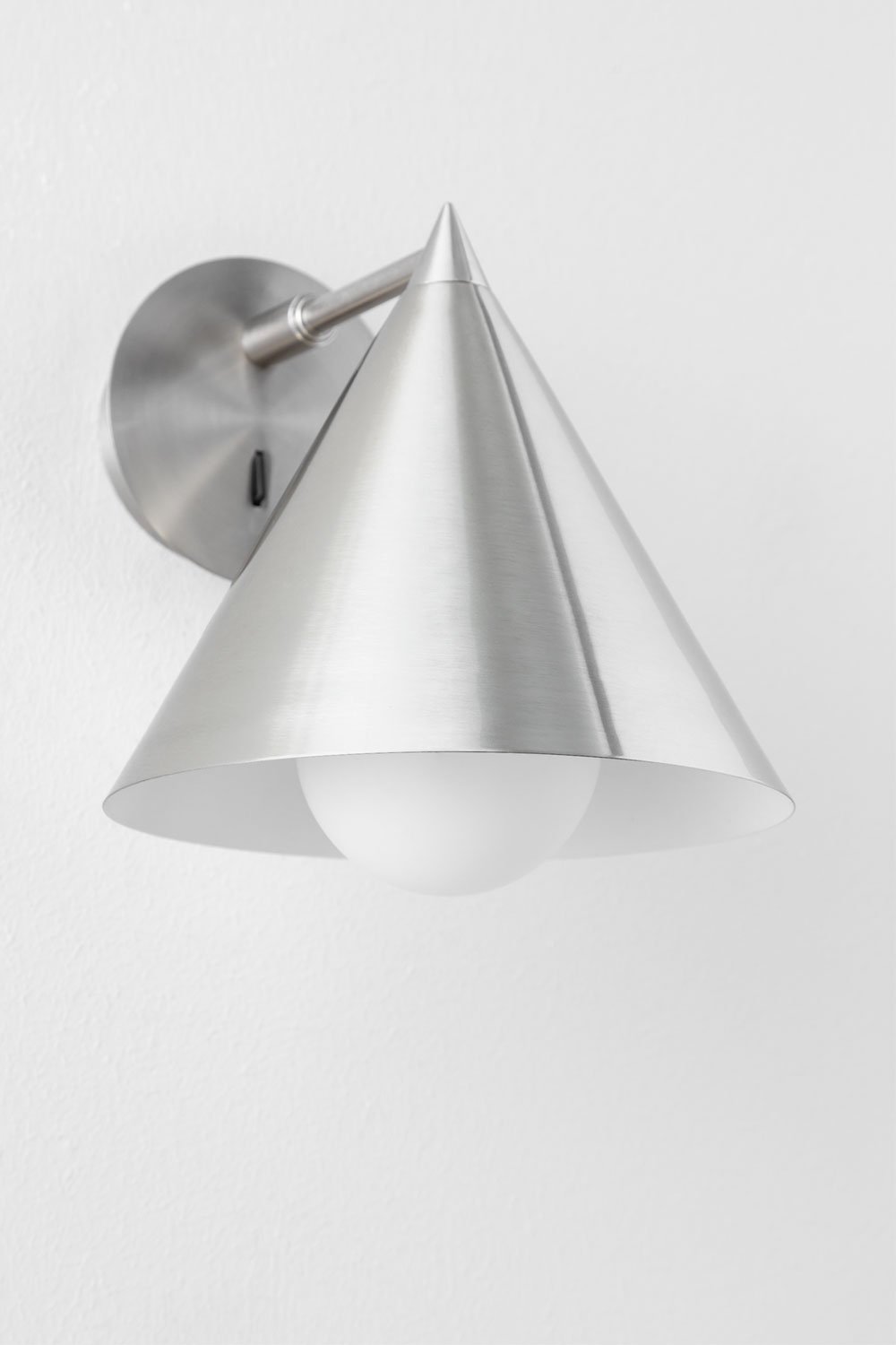 Arilda metalen wandlamp, galerij beeld 1