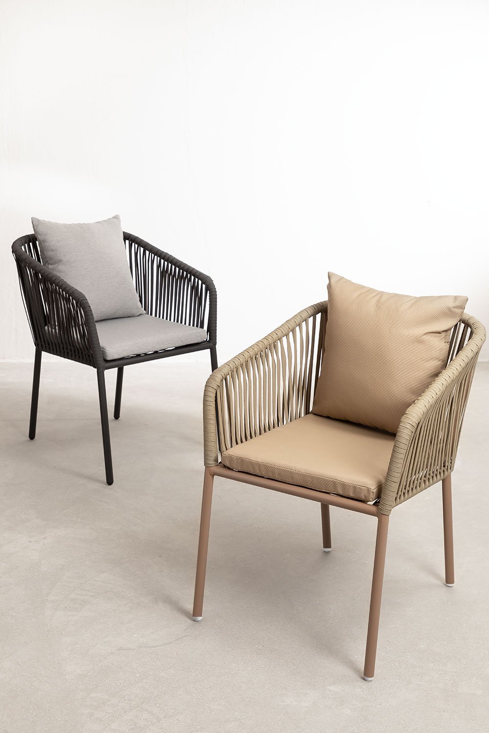 Pakket van 4 Arhiza Classic eetkamerstoelen met armleuningen van aluminium en gevlochten touw, galerij beeld 7