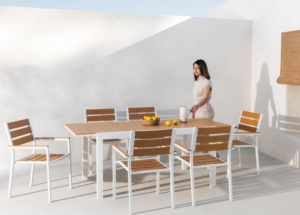 Set van uittrekbare rechthoekige aluminium tafel (150-197x90 cm) en 6 stapelbare tuinstoelen met Saura-armleuningen