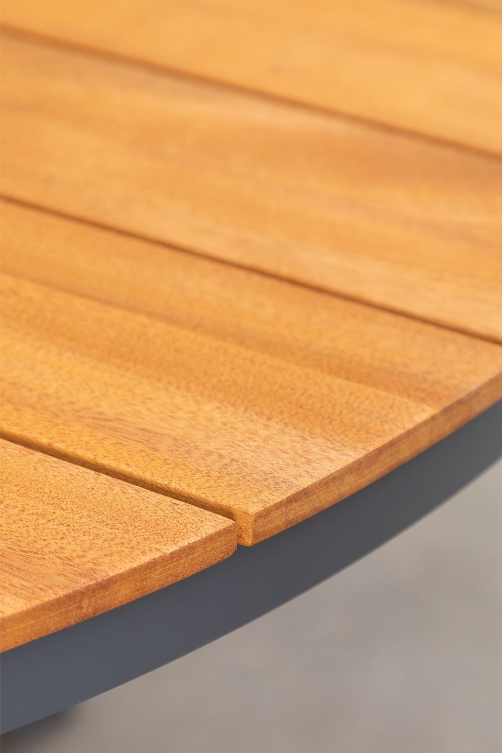 Ronde tafelset Ø100 cm van eucalyptus hout en 4 stapelbare tuinstoelen van aluminium Archer, galerij beeld 5