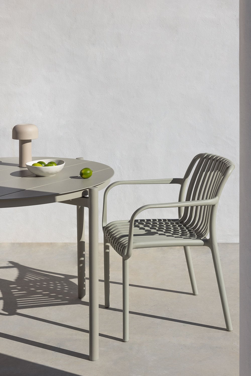 Verpakking van 2 Wendell polypropyleen tuinstoelen met armleuningen, galerij beeld 1