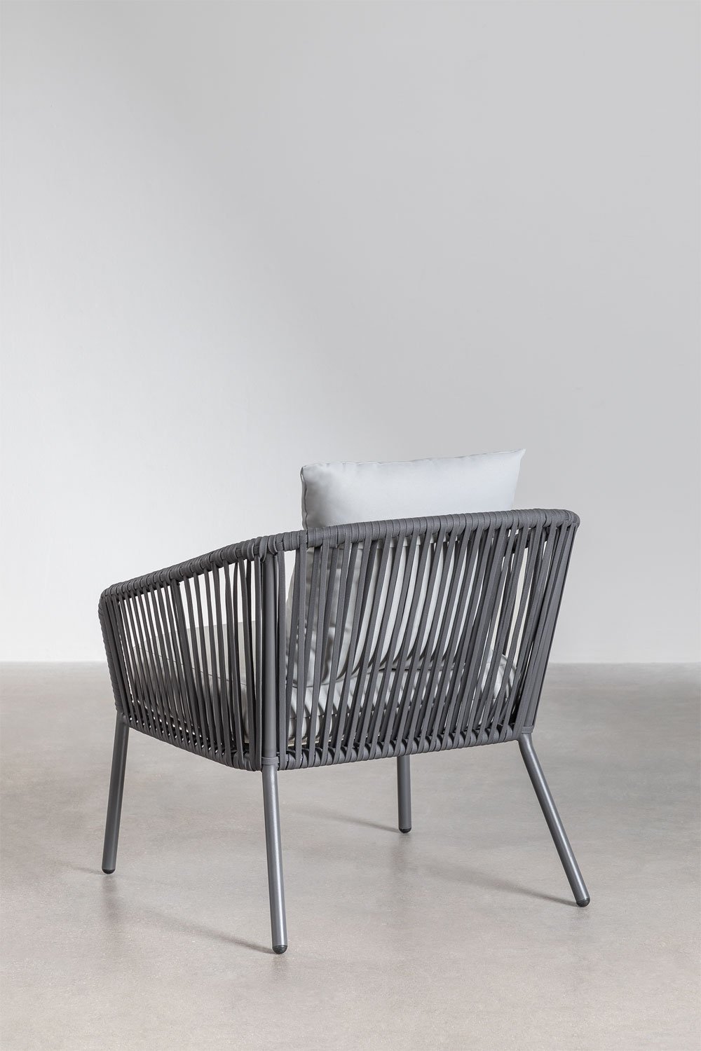 Tuinset met 2-zitsbank, 2 stoelen van gevlochten touw en Arhiza salontafels, galerij beeld 7