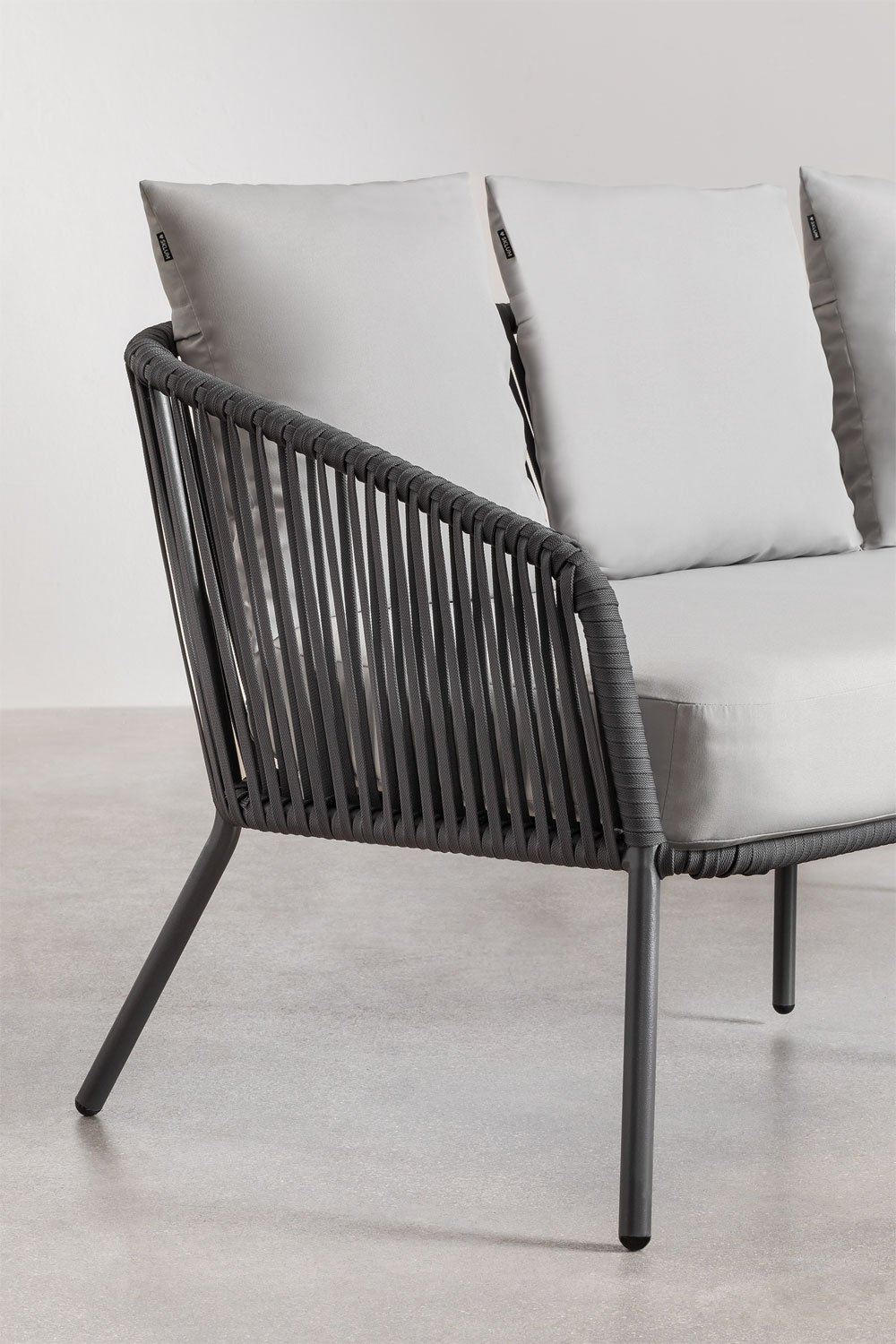 Tuinset met 2-zitsbank, 2 stoelen van gevlochten touw en Arhiza salontafels, galerij beeld 5