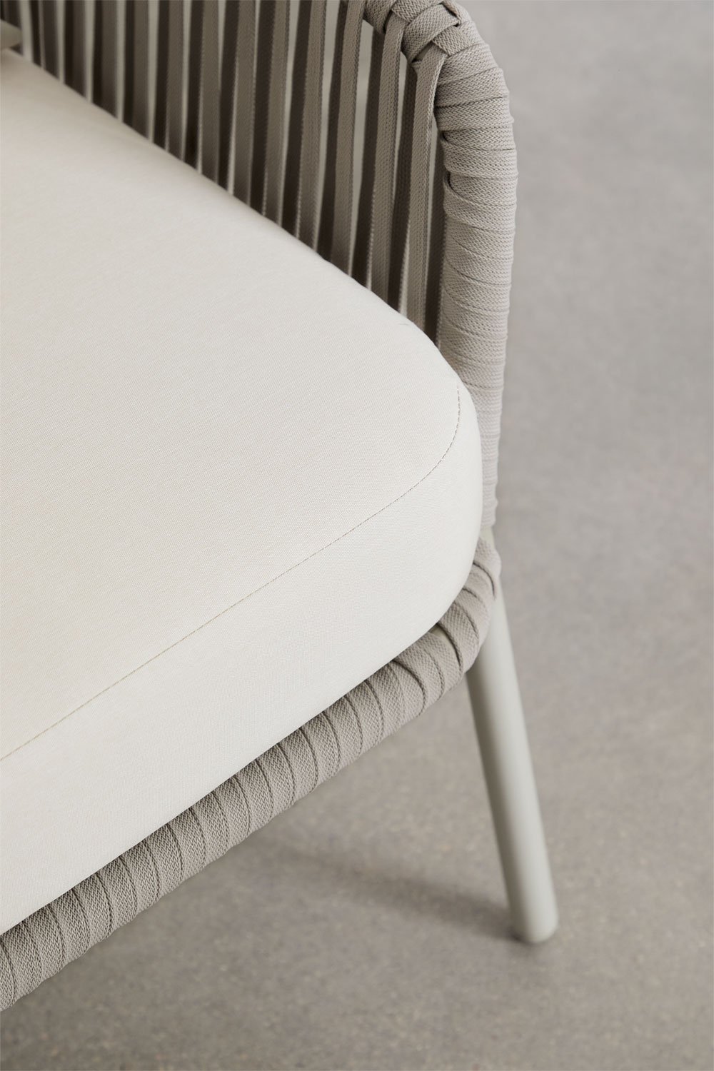 Tuinset met 2-zitsbank, 2 fauteuils en salontafels in aluminium en gevlochten touw Arhiza     , galerij beeld 13