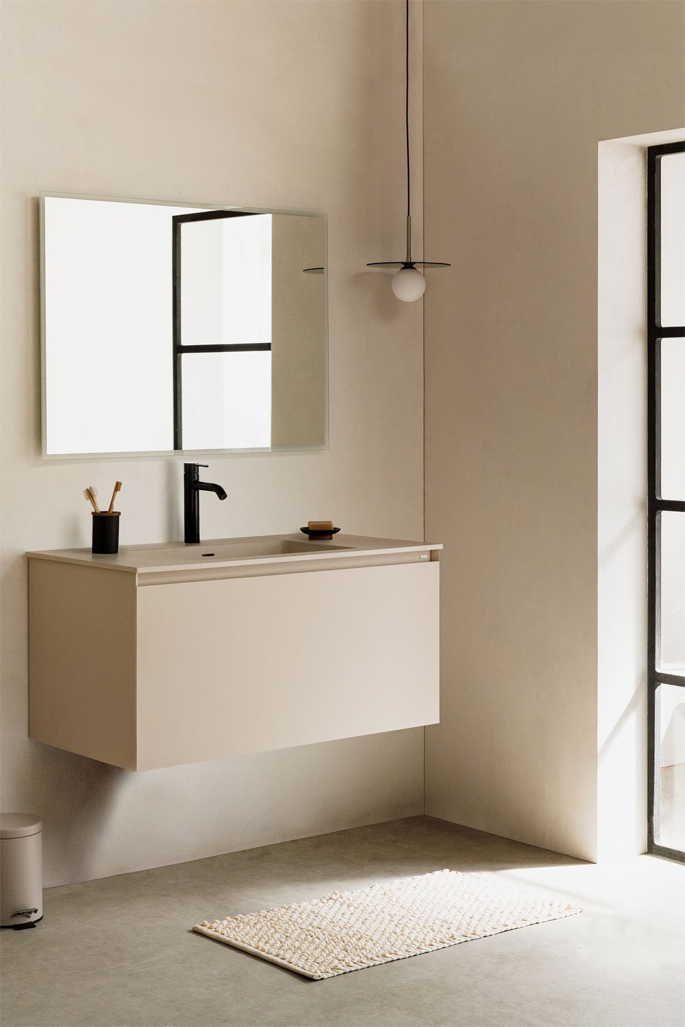 Houten badkamermeubelset met geïntegreerde wastafel en spiegel Macrae, galerij beeld 1