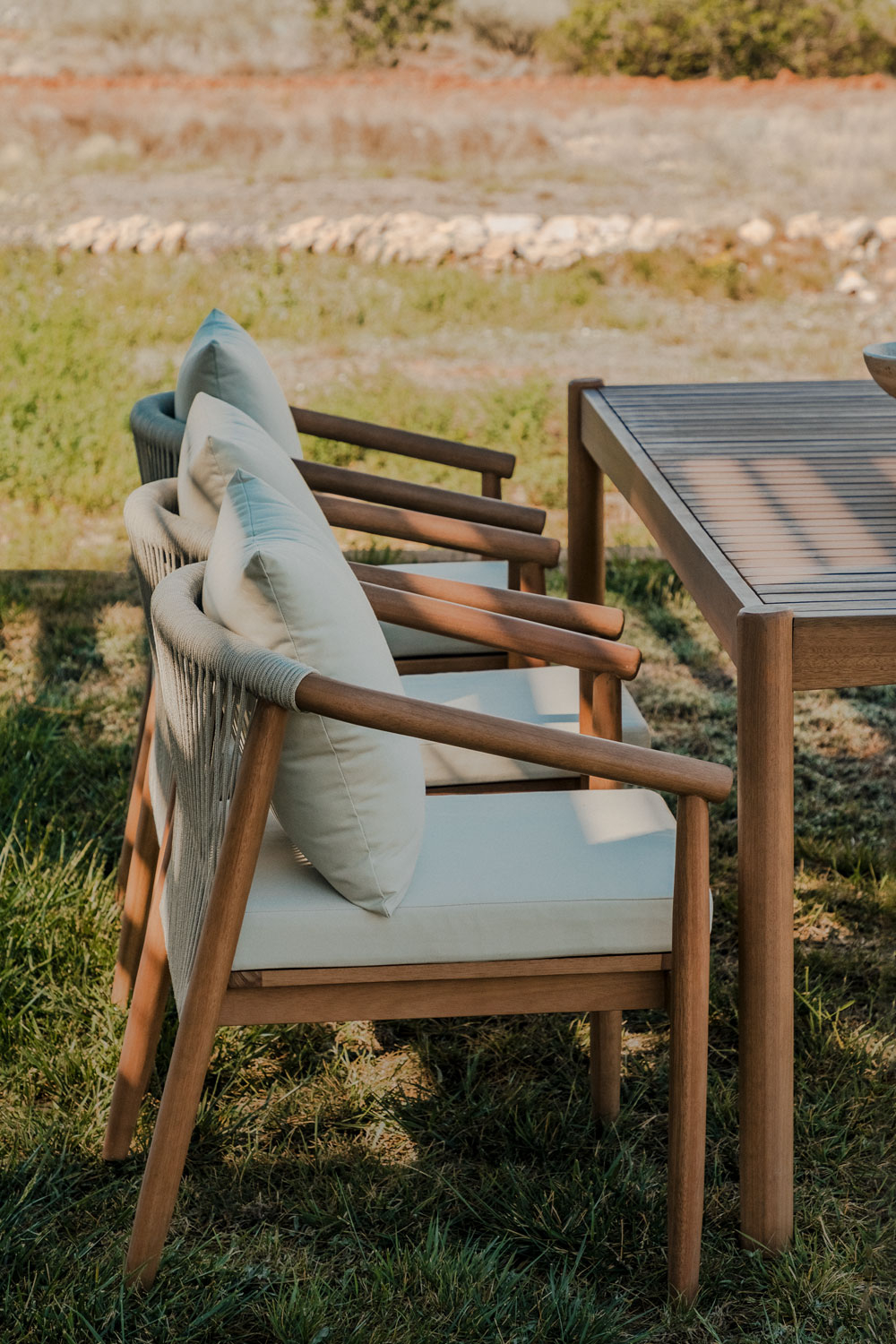 Pakket van 4 tuinstoelen met armleuningen in eucalyptushout Aderyn - SKLUM