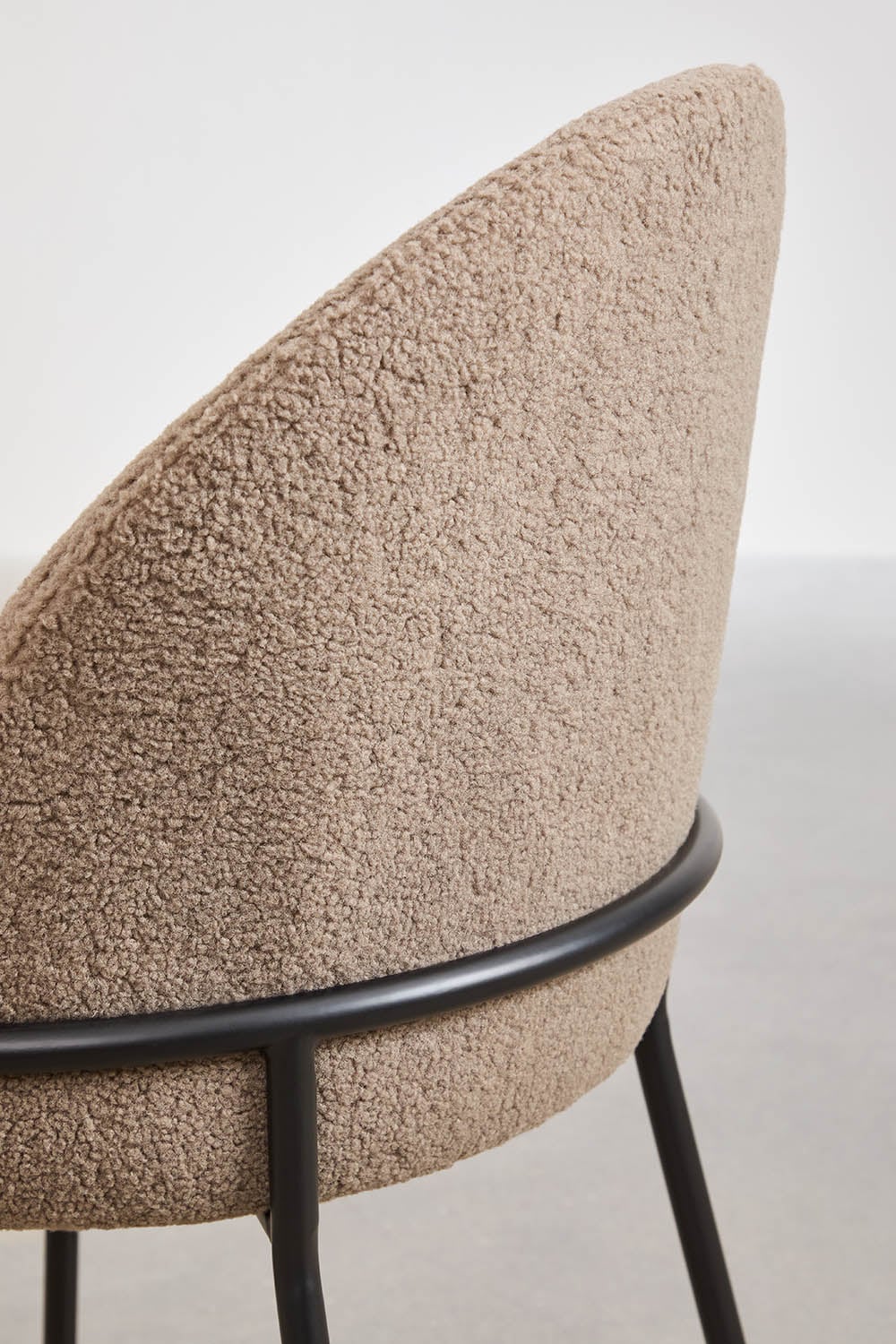 Pak van 4 Grolet gestoffeerde eetkamerstoelen, galerij beeld 6