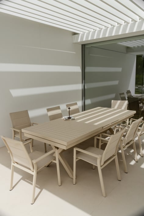 Uitschuifbare rechthoekige eettafel 180-240x90 cm en 8 stapelbare tuinstoelen met armleuningen van aluminium Karena