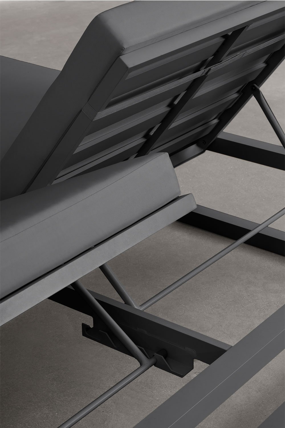 Liggend Balinees bed in aluminium en Nasau-stof, galerij beeld 8