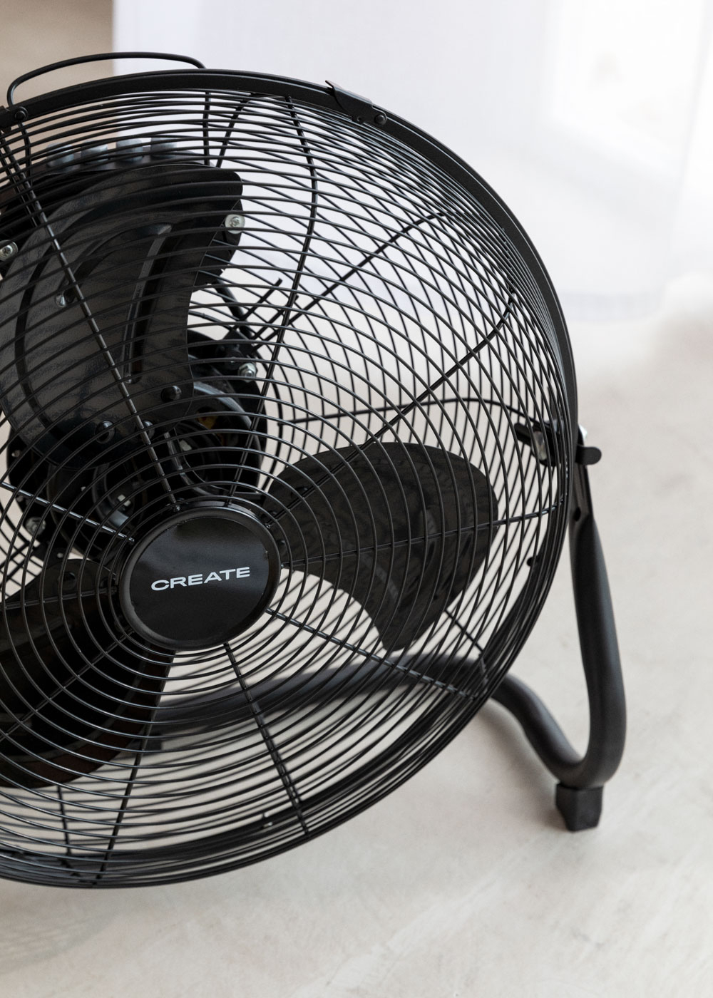 Ventilateur sur pied en plastique à 3 vitesses, à angle réglable, à commande méc