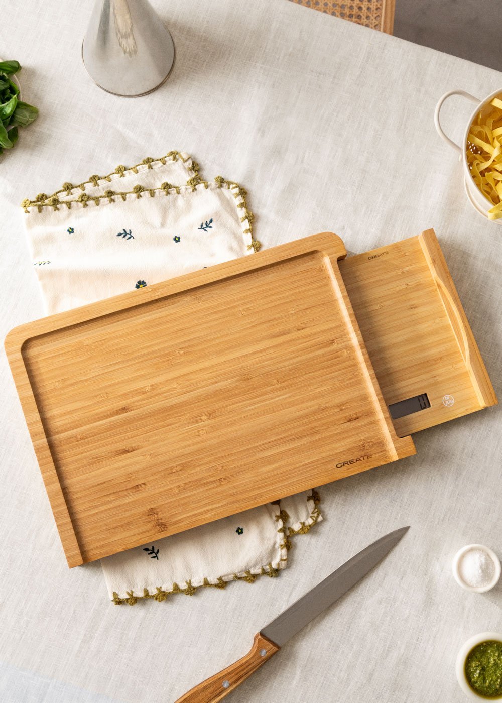 CREATE - BOARD SCALE BAMBOO - Snijplank voor keuken met geïntegreerde schaal, galerij beeld 1