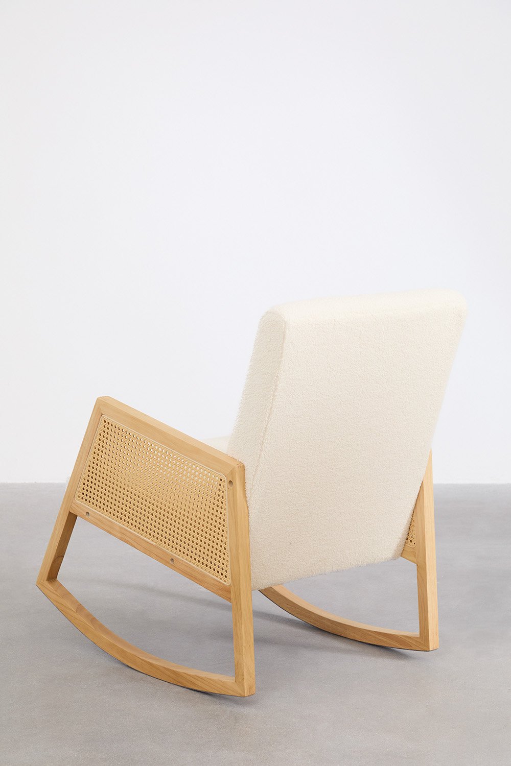 Tivisa schommelstoel van rotan en schapenvacht, galerij beeld 5