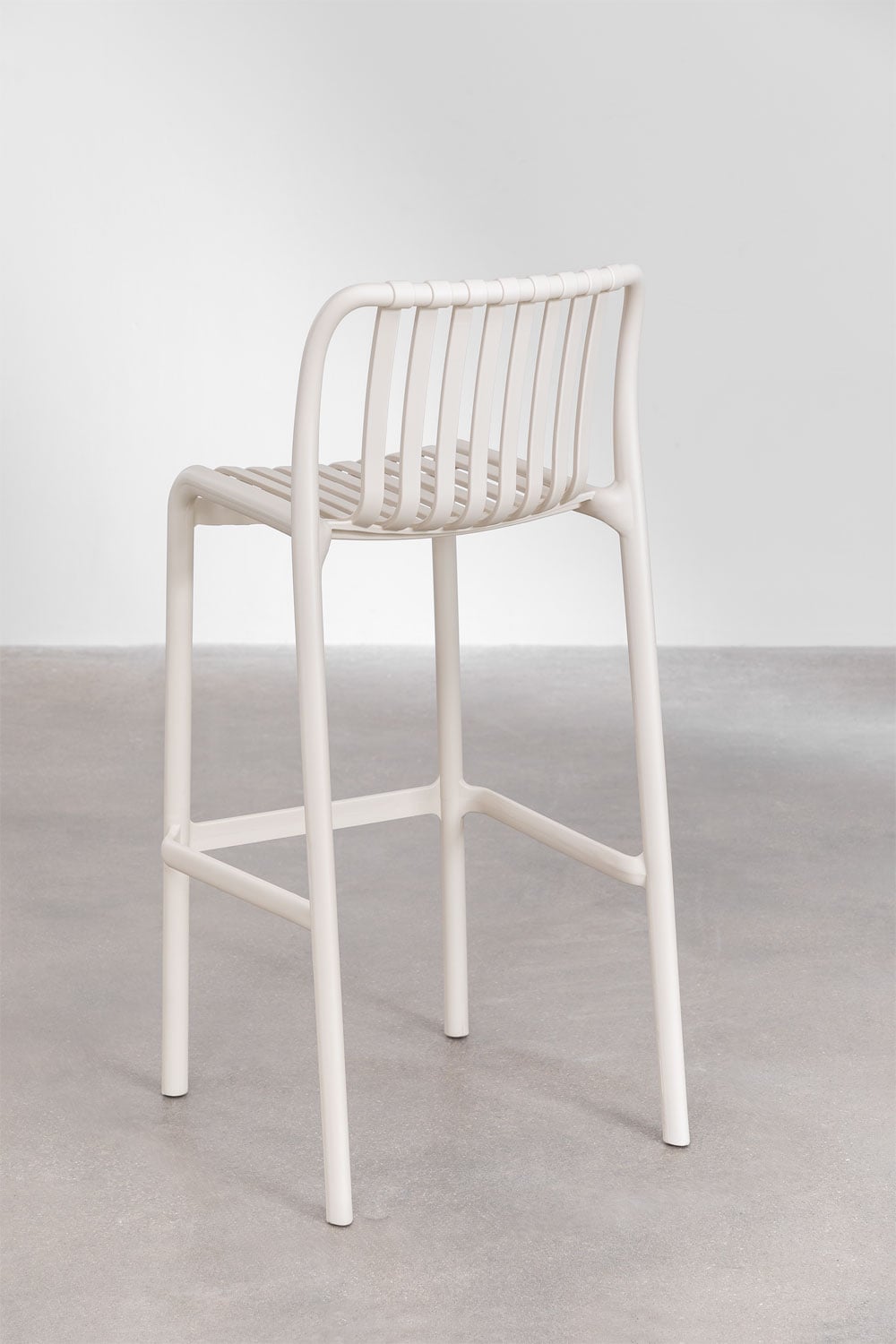 Set van 4 hoge krukken 75 cm stapelbaar van tapiocabeige polypropyleen Wendell, galerij beeld 4