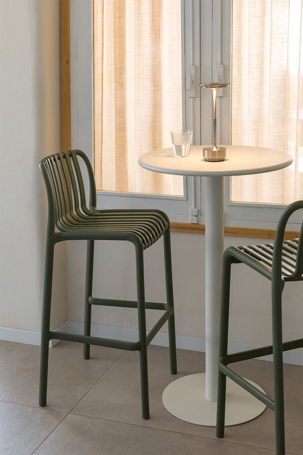 Set van 2 hoge krukken 75 cm stapelbaar van pesto groen polypropyleen Wendell, galerij beeld 1