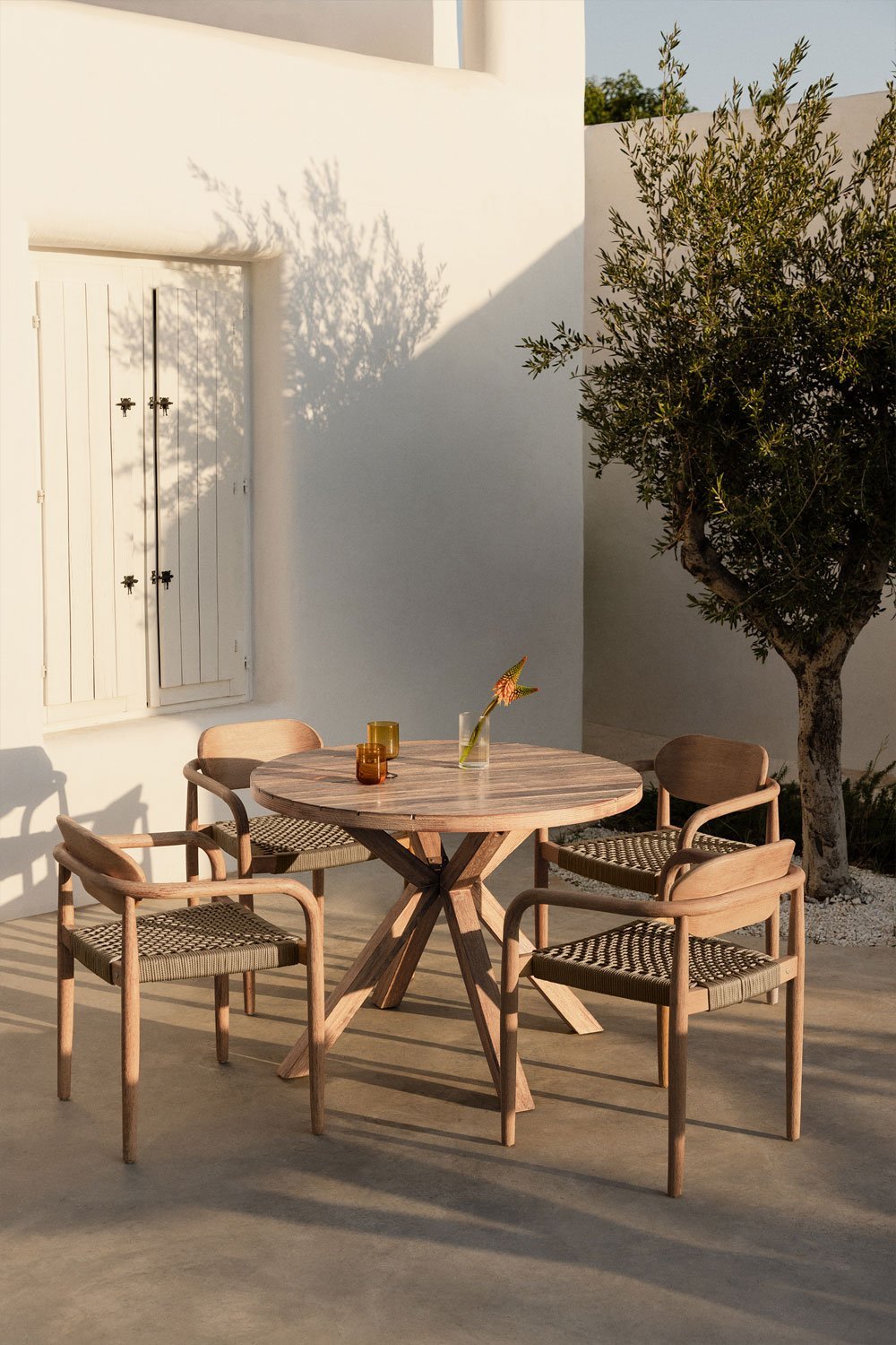 Set van ronde tafel (Ø100 cm) en 4 tuinstoelen met armleuningen in hout Naele , galerij beeld 1