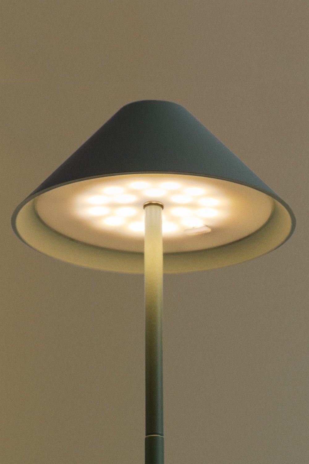 Draadloze LED-tafellamp van ijzer Nebida, galerij beeld 5