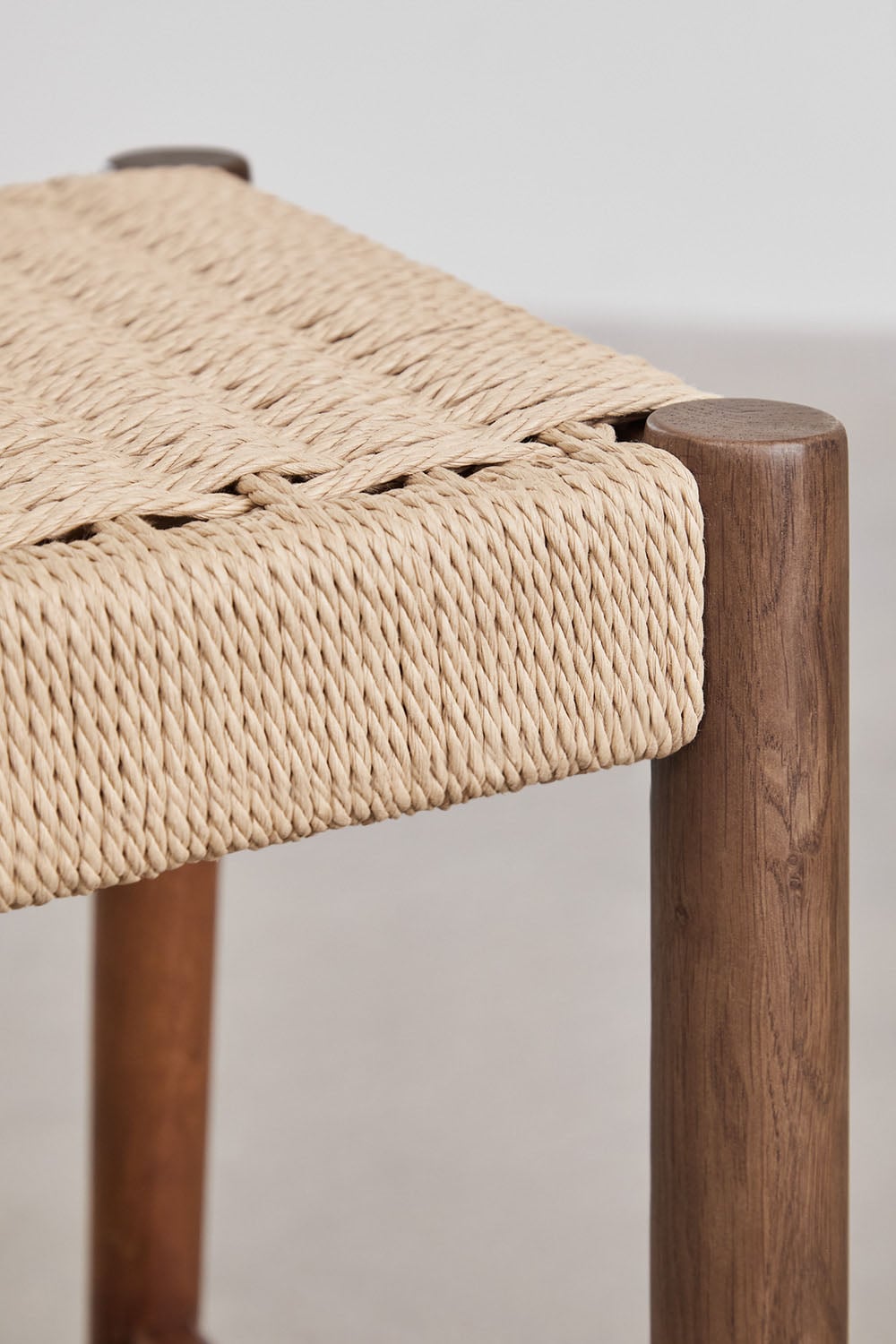 Set van 4 hoge krukken 65 cm van zwart eikenhout en gevlochten touw Mara, galerij beeld 4