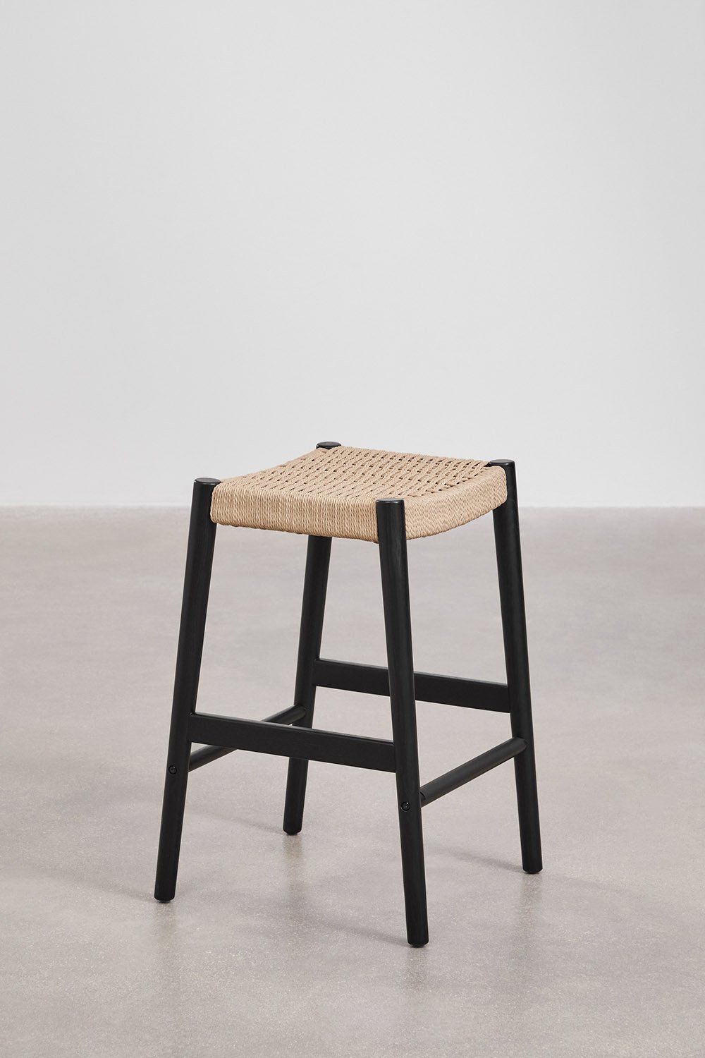 Set van 4 hoge krukken 65 cm van donker eikenhout en gevlochten touw Mara, galerij beeld 3