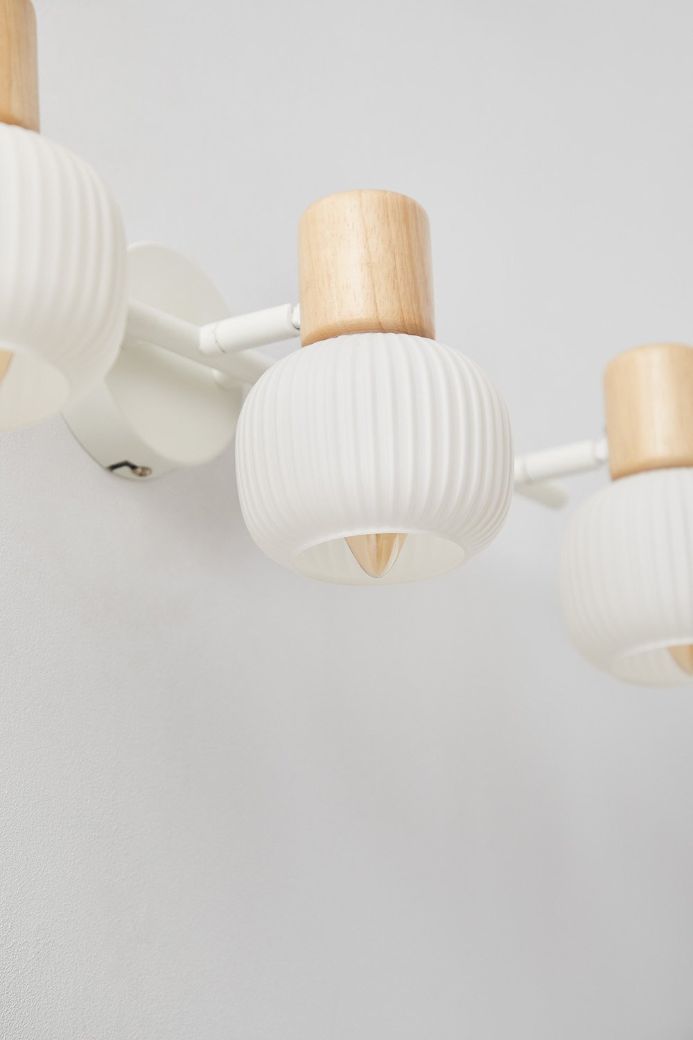 Wandlamp met 3 lichtpunten in ijzer, rubberhout en glas Ekaizy, galerij beeld 5