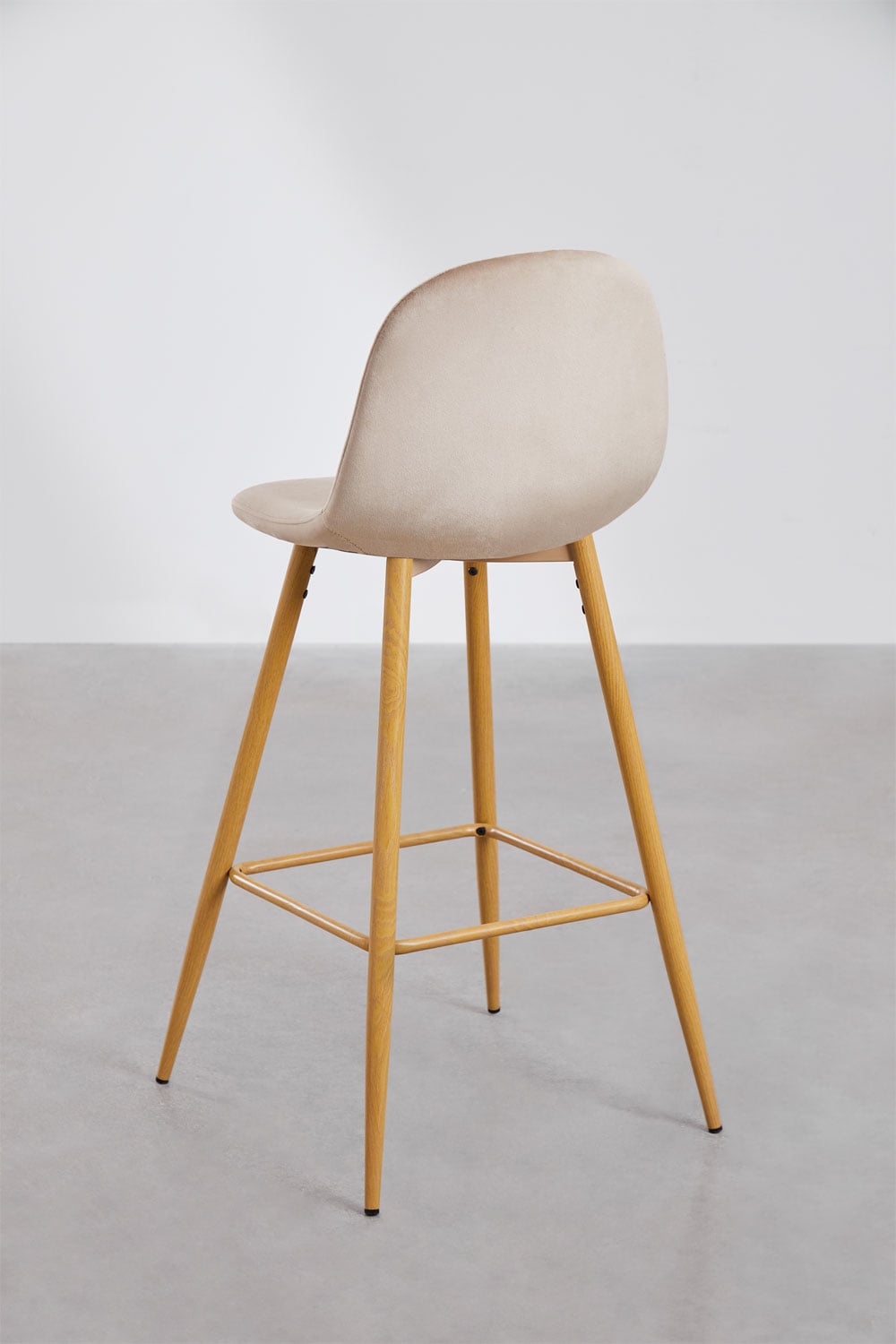 Hoge kruk 75 cm van tarwebruin fluweel en natuurlijk hout afgewerkte poten Glamm, galerij beeld 3