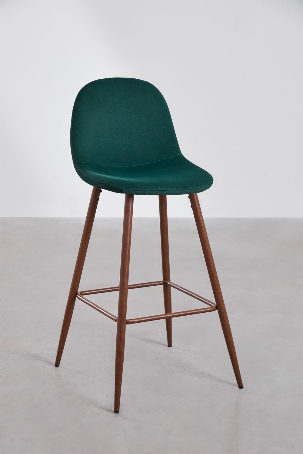 Hoge kruk 75 cm van jungle groen fluweel en donker hout afgewerkte poten Glamm, galerij beeld 1