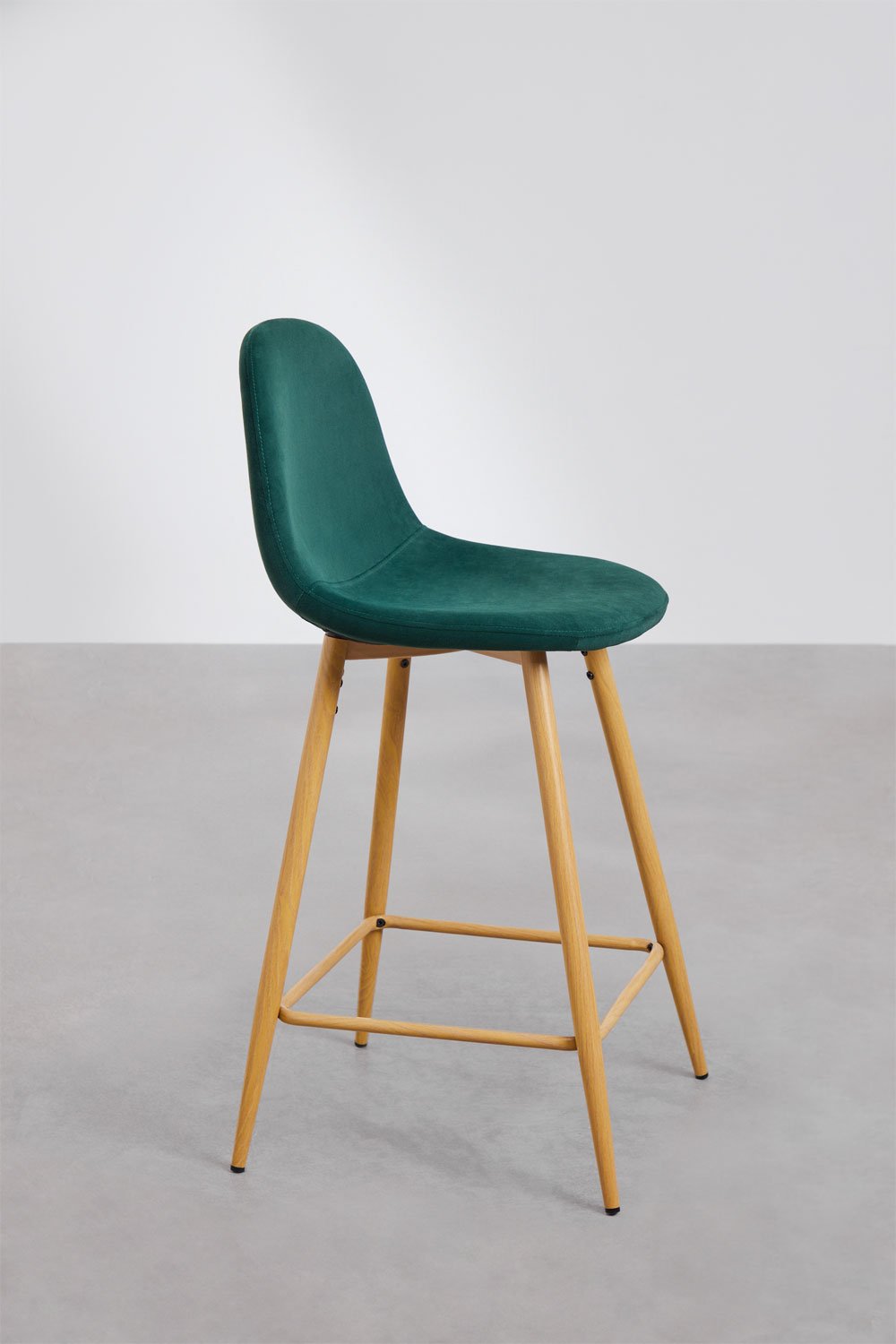 Hoge kruk 65 cm van jungle groen fluweel en natuurlijk hout afgewerkte poten Glamm, galerij beeld 2