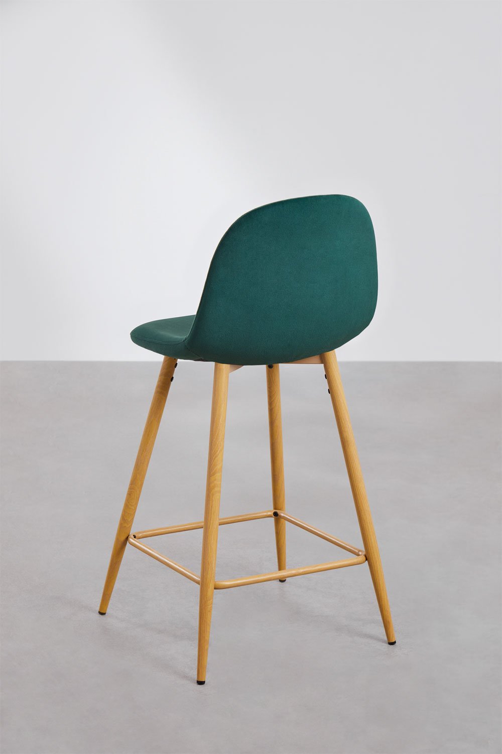 Hoge kruk 65 cm van jungle groen fluweel en natuurlijk hout afgewerkte poten Glamm, galerij beeld 3