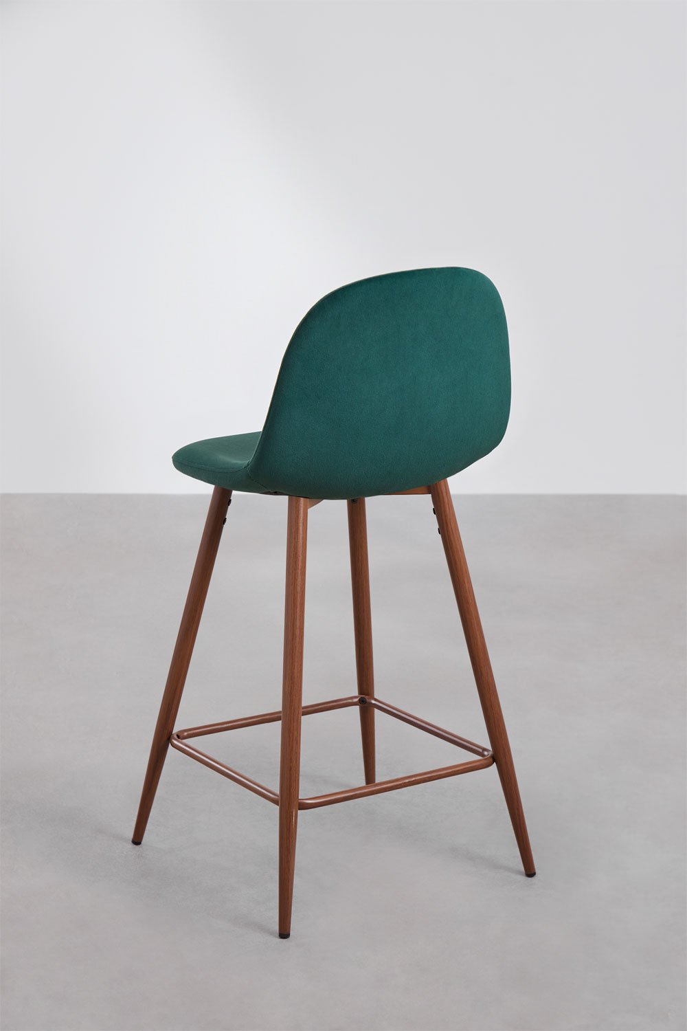 Hoge kruk 65 cm van jungle groen fluweel en donker hout afgewerkte poten Glamm, galerij beeld 3
